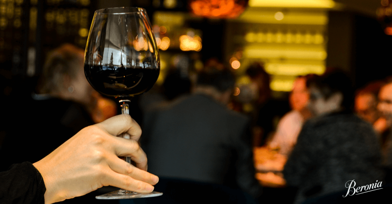 Consejos de protocolo al tomar vino